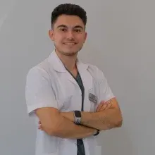Dt. İsmail Berkhan Okur — Diş Hekimi, Balıkesir. Portre fotoğrafı.