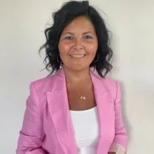 Doç. Dr. Şule Şahin Onat — Fiziksel Tıp Ve Rehabilitasyon, Ankara. Portre fotoğrafı.