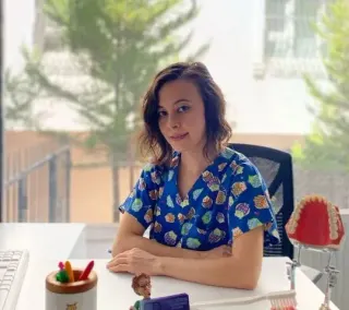 Dr. Dt. Zeynep Özkalender profilinde yer alan galeri fotoğrafı.