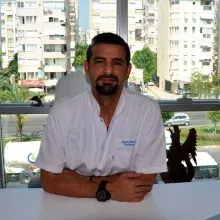 Dt. Özgün Karlık — Diş Hekimi, Antalya. Portre fotoğrafı.