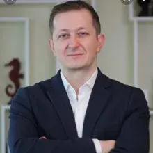 Doç. Dr. M. Beşir Öztürk — Plastik Rekonstrüktif Ve Estetik Cerrahi, İstanbul. Portre fotoğrafı.