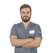 Dt. Furkan Tuğra Demirci — Diş Hekimi, Kadıköy, İstanbul. Portre fotoğrafı.
