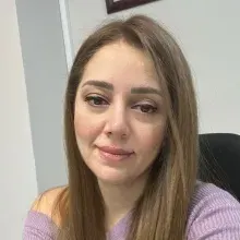 Uzm. Dr. Esmira Shukurova — Çocuk ve Ergen Psikiyatrisi, Seyhan, Adana. Portre fotoğrafı.