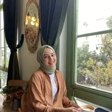Psk. Beyza Emiroğlu — Psikoloji. Portre fotoğrafı.