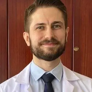 Uzm. Dr. Göktürk Oraloğlu — Dermatoloji, Şişli, İstanbul. Portre fotoğrafı.
