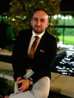 Prof. Dr. Şenol Çomoğlu profilinde yer alan galeri fotoğrafı.