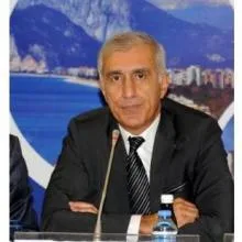 Prof. Dr. Hakan Şentürk — Gastroenteroloji, İstanbul. Portre fotoğrafı.