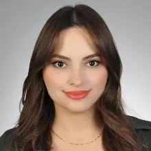 Psk. Cansu Şabablı — Psikoloji, İzmir. Portre fotoğrafı.