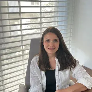Uzm. Dr. Emine Reyhan Yazar — Psikiyatri, Kadıköy, İstanbul. Portre fotoğrafı.