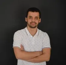 Dkt. Emre Çoban — Dil ve Konuşma Terapisi, Adana. Portre fotoğrafı.