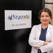 Fzt. Seda Önal Çalışır — Fizyoterapi Ve Rehabilitasyon, Adana. Portre fotoğrafı.