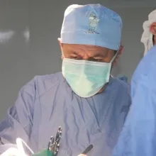 Prof. Dr. Levent Yeniay — Genel Cerrahi, İzmir. Portre fotoğrafı.