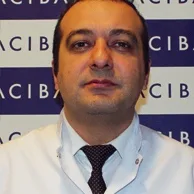Doç. Dr. Hakan Hasdemir — Kardiyoloji, Küçükçekmece, İstanbul. Portre fotoğrafı.