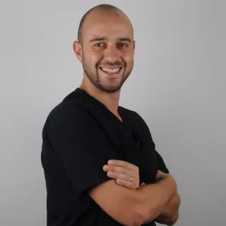 Dr. Dt. Nevzat Sezer Işıksaçan profilinde yer alan galeri fotoğrafı.