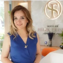 Uzm. Dr. Feride Savaş — Fiziksel Tıp Ve Rehabilitasyon, İstanbul. Portre fotoğrafı.