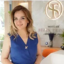 Uzm. Dr. Feride Savaş — Fiziksel Tıp Ve Rehabilitasyon, İstanbul. Portre fotoğrafı.