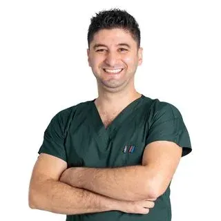 Dt. Emre Aydın — Diş Hekimi, Karabağlar, İzmir. Portre fotoğrafı.