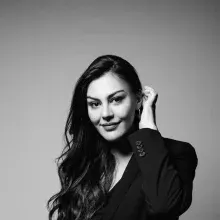 Dt. Ayşe Hazal — Diş Hekimi, İstanbul. Portre fotoğrafı.