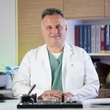 Op. Dr. Güngör Gül — Genel Cerrahi, İstanbul. Portre fotoğrafı.