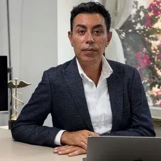 Op. Dr. Onur Serin — Plastik Rekonstrüktif Ve Estetik Cerrahi, Antalya. Portre fotoğrafı.
