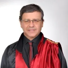 Prof. Dr. Akın İşcan — Çocuk Nörolojisi, İstanbul. Portre fotoğrafı.