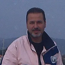 Dt. Hamdi Ballar — Diş Hekimi, İzmir. Portre fotoğrafı.