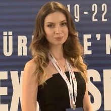 Dyt. Müge Canbazoğlu — Diyetisyen, Antalya. Portre fotoğrafı.