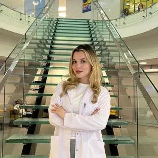Kl. Psk. Selinay Deniz Gökçe — Psikoloji, İstanbul. Portre fotoğrafı.