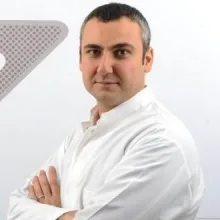 Dt. Semih Demircan — Diş Hekimi, İstanbul. Portre fotoğrafı.