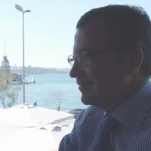 Prof. Dr. Taner Özgürtaş — Tıbbi Biyokimya. Portre fotoğrafı.