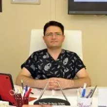 Op. Dr. Metin Temel — Plastik Rekonstrüktif Ve Estetik Cerrahi, İstanbul. Portre fotoğrafı.