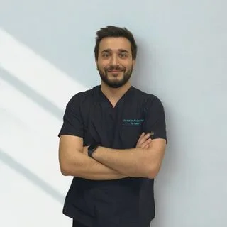 Dt. Anıl Burak Kuruhan — Diş Hekimi, Bursa. Portre fotoğrafı.