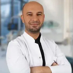 Dt. Ercan Emren — Diş Hekimi, Sarıyer, İstanbul. Portre fotoğrafı.