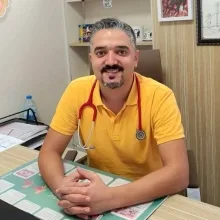 Uzm. Dr. Alper Gök — Çocuk Sağlığı Ve Hastalıkları, Çukurova, Adana. Portre fotoğrafı.