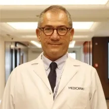 Prof. Dr. Ömer Faruk Şendur — Konak, İzmir. Portre fotoğrafı.