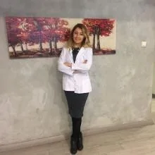 Uzm. Dyt. Özge Pınar Hıdımoğlu — Diyetisyen, İstanbul. Portre fotoğrafı.