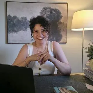 Psk. Buse Çelik — Psikoloji, İstanbul. Portre fotoğrafı.
