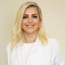 Prof. Dr. Leyla Zer — Genel Cerrahi, İstanbul. Portre fotoğrafı.