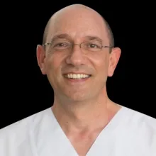 Dr. Dt. Okan Acar — Periodontoloji, İstanbul. Portre fotoğrafı.