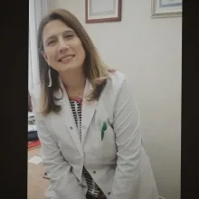 Doç. Dr. Tennure Yazanel — İzmir. Portre fotoğrafı.