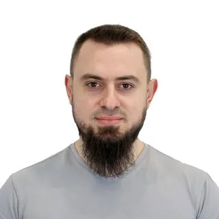 Dt. Mehmet Kama — Diş Hekimi, Pendik, İstanbul. Portre fotoğrafı.