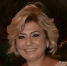 Dt. Nilüfer Değerli — Diş Hekimi, İzmir. Portre fotoğrafı.