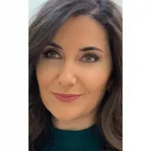 Doç. Dr. Fatma Nihal Durmuş Kocaaslan — Plastik Rekonstrüktif Ve Estetik Cerrahi, İstanbul. Portre fotoğrafı.