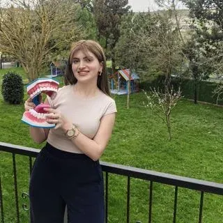 Dkt. Tuğçe Aydın Orhan — Dil ve Konuşma Terapisi, İstanbul. Portre fotoğrafı.
