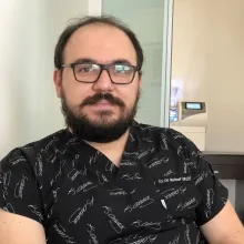 Uzm. Dt. Mehmet Işıker — Protetik Diş Tedavisi, İstanbul. Portre fotoğrafı.