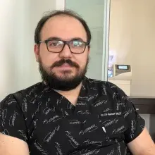 Uzm. Dt. Mehmet Işıker — Protetik Diş Tedavisi, İstanbul. Portre fotoğrafı.