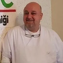 Dt. Hakkı Nail Özen — Diş Hekimi, Yıldırım, Bursa. Portre fotoğrafı.