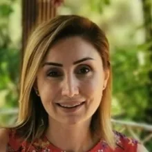 Uzm. Dr. Başak Karabucak — Çocuk ve Ergen Psikiyatrisi, Çukurova, Adana. Portre fotoğrafı.