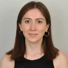 Uzm. Psk. Dan. Damla Gezer — Psikolojik Danışma ve Rehberlik, İzmir. Portre fotoğrafı.