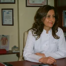 Dt. Peri Nacar — Diş Hekimi, Adana. Portre fotoğrafı.